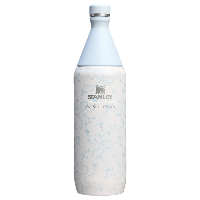 Stanley 1913 Stanley 1913 x LoveShackFancy Holiday All Day Slim Bottle 34 OZ dans Coquette Bow Winter Ice | Recto Afficher