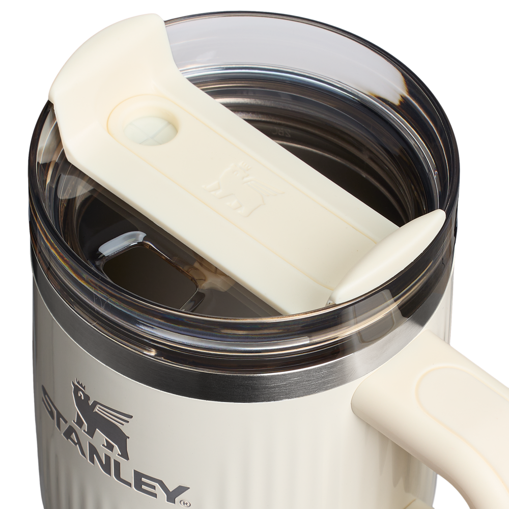 Stanley 1913 The Quencher® H2.0 Fluted Tumbler with Handle 20 OZ dans Cream Gloss | Couvercle Détaillé Afficher
