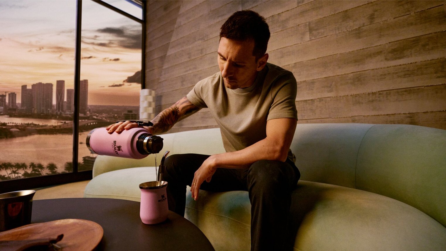 Leo Messi drinking mate