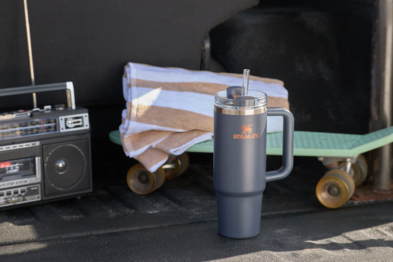Stanley 1913 The Quencher H2.0 FlowState™ Tumbler  40 OZ - Stanley Create dans Peony | View 4